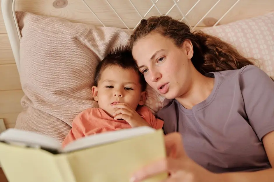 Rutinitas membaca buku cerita ibu dan anak sebelum tidur